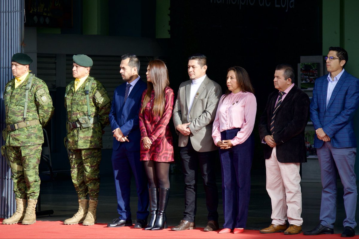 🇪🇨 Conmemoramos las efemérides del mes de octubre con un acto cívico en la Plaza Central, recordando los valores y el compromiso que nos unen como lojanos.

#MunicipioDeLoja
#TrabajoEnMarchaPorLoja