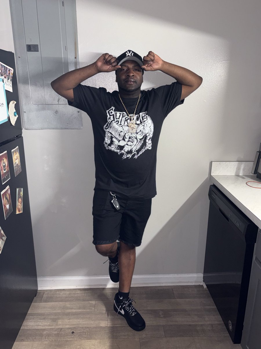 SharkProjectboy's tweet photo. Cover n Protection Only GOD Understand💯 If earth Was An Ocean I’ll A Da 🦈 On Land🤞🏾🖤.. #FreeRodey #SOLbusiness https://t.co/ZkPtZFKIKa