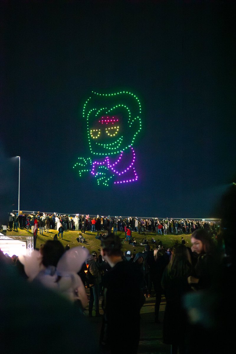 flystackshows's tweet image. When shadows dance across the sky and light comes alive,the magic of Halloween takes flight🛸✨
#WestSideHalloFest #droneshow #showdrone #Halloween