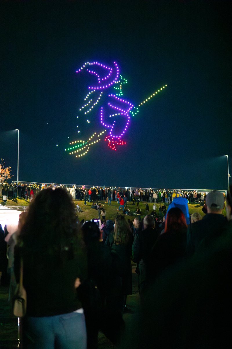 flystackshows's tweet image. When shadows dance across the sky and light comes alive,the magic of Halloween takes flight🛸✨
#WestSideHalloFest #droneshow #showdrone #Halloween