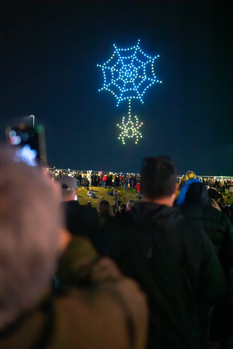 flystackshows's tweet image. When shadows dance across the sky and light comes alive,the magic of Halloween takes flight🛸✨
#WestSideHalloFest #droneshow #showdrone #Halloween