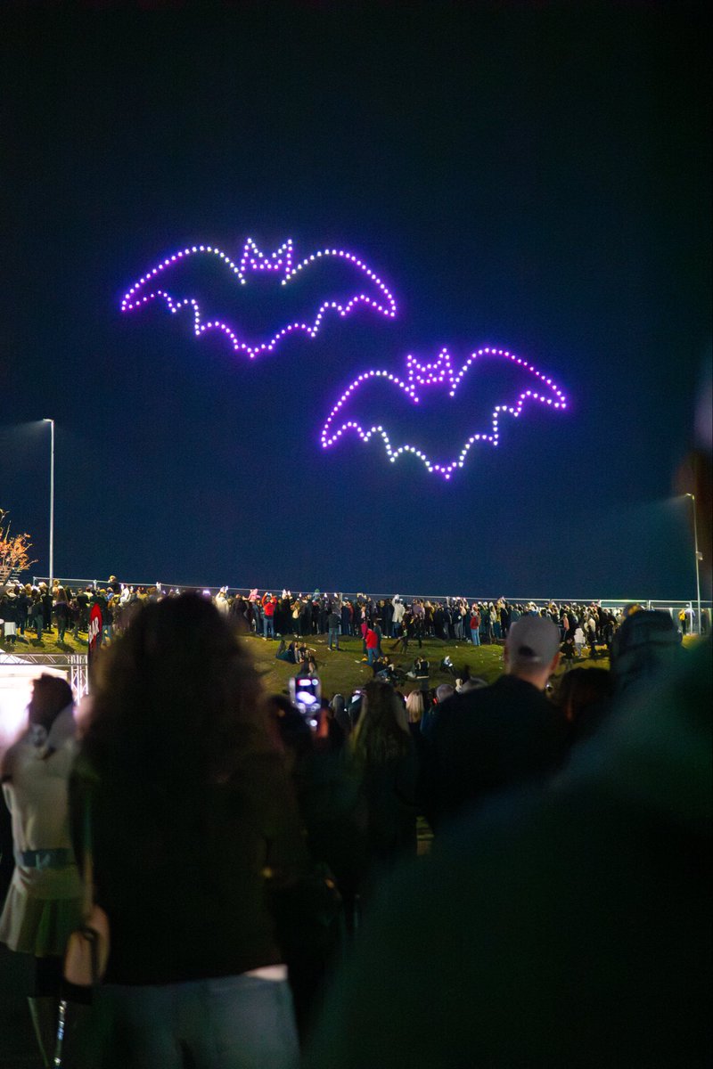 flystackshows's tweet image. When shadows dance across the sky and light comes alive,the magic of Halloween takes flight🛸✨
#WestSideHalloFest #droneshow #showdrone #Halloween