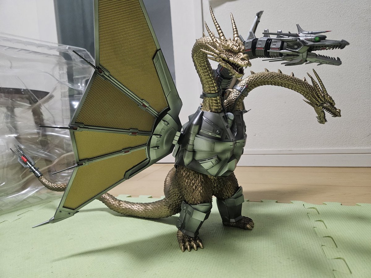 #一番くじ
#キングギドラ
ギドラとメカギドラきたー！

でけぇ・・
なんか意外と首が短いのね・・