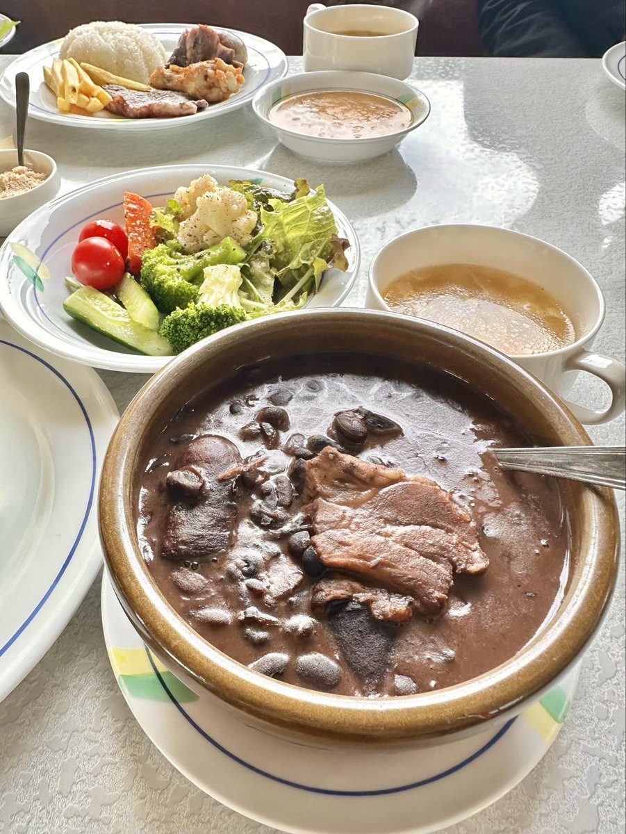 MoveonOizumi's tweet photo. @fugita2834 失礼しました！私はフェジョアーダというお肉とお豆の煮込みをいただきましたー！美味しかったです✨ https://t.co/gsCcRQ2VDs