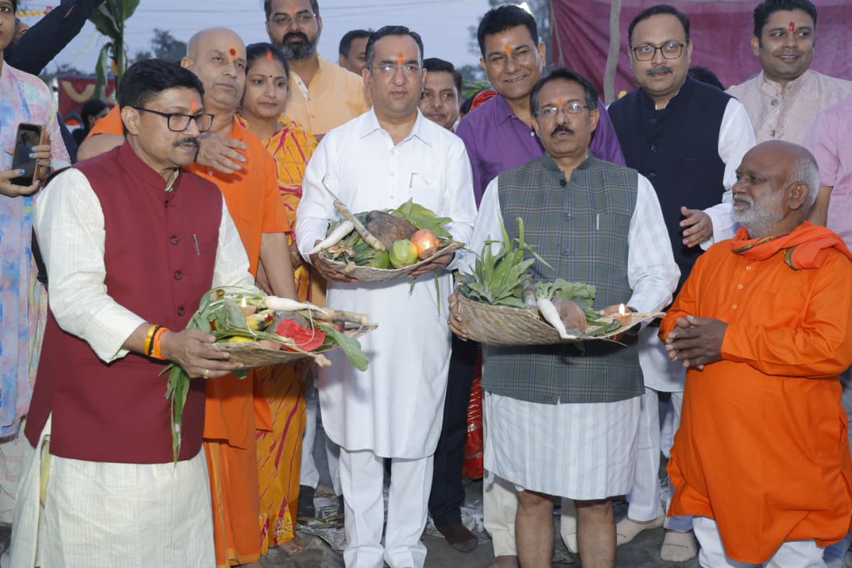 PavanRanaRSS's tweet image. आज सूर्य उपासना और लोक आस्था के महापर्व छठ पूजा के पावन अवसर पर लक्ष्मी नगर के भैरों मार्ग के छठ घाट ,जाकर भक्ति, श्रद्धा और उत्साह से ओत-प्रोत जनसागर का दर्शन करने का सौभाग्य प्राप्त हुआ।

घाट पर भक्ति का अद्भुत प्रवाह और छठी मइया के जयघोष से वातावरण भक्तिमय हो उठा

#ChhathPuja