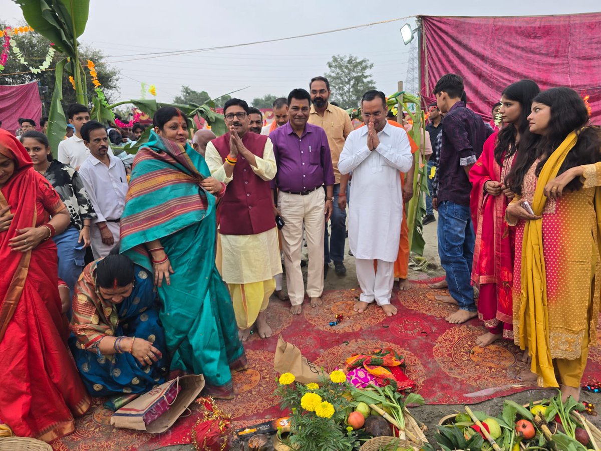 PavanRanaRSS's tweet image. आज सूर्य उपासना और लोक आस्था के महापर्व छठ पूजा के पावन अवसर पर लक्ष्मी नगर के भैरों मार्ग के छठ घाट ,जाकर भक्ति, श्रद्धा और उत्साह से ओत-प्रोत जनसागर का दर्शन करने का सौभाग्य प्राप्त हुआ।

घाट पर भक्ति का अद्भुत प्रवाह और छठी मइया के जयघोष से वातावरण भक्तिमय हो उठा

#ChhathPuja