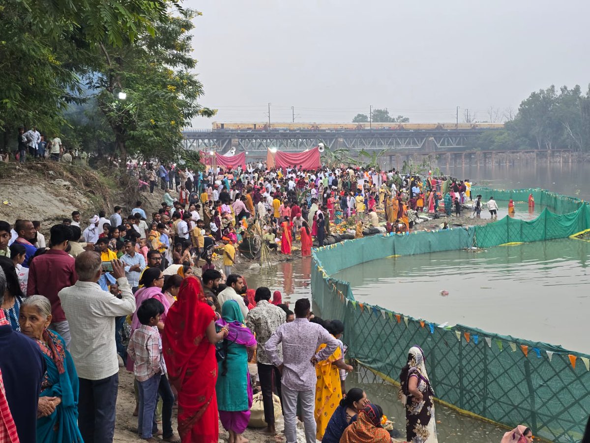 PavanRanaRSS's tweet image. आज सूर्य उपासना और लोक आस्था के महापर्व छठ पूजा के पावन अवसर पर लक्ष्मी नगर के भैरों मार्ग के छठ घाट ,जाकर भक्ति, श्रद्धा और उत्साह से ओत-प्रोत जनसागर का दर्शन करने का सौभाग्य प्राप्त हुआ।

घाट पर भक्ति का अद्भुत प्रवाह और छठी मइया के जयघोष से वातावरण भक्तिमय हो उठा

#ChhathPuja