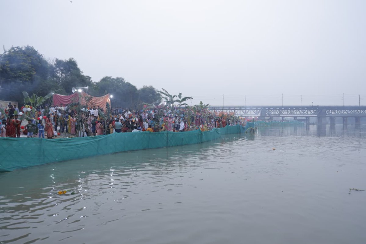 PavanRanaRSS's tweet image. आज सूर्य उपासना और लोक आस्था के महापर्व छठ पूजा के पावन अवसर पर लक्ष्मी नगर के भैरों मार्ग के छठ घाट ,जाकर भक्ति, श्रद्धा और उत्साह से ओत-प्रोत जनसागर का दर्शन करने का सौभाग्य प्राप्त हुआ।

घाट पर भक्ति का अद्भुत प्रवाह और छठी मइया के जयघोष से वातावरण भक्तिमय हो उठा

#ChhathPuja