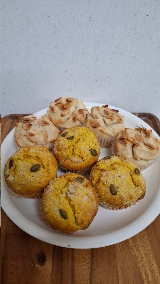 lepran2008's tweet image. 10月28日(火)は営業日です。
焼きたてパンの他に人気の焼菓子も取り揃えてご来店をお待ちしています。
写真は国産カボチャのマフィンと
グルテンフリー米粉マフィンです
お車でお越しの際は店舗すぐ横にあります駐車場をご利用下さい。
お支払いは現金の他PayPayや楽天Pay、auPay などもご利用出来ます