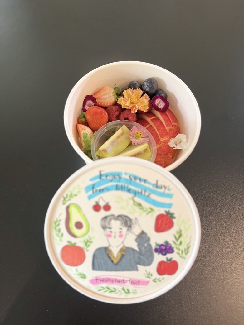 Thej_Juniors's tweet image. 27 . 10 . 2025

[ 𝑭𝒐𝒐𝒅 𝑺𝒖𝒑𝒑𝒐𝒓𝒕 🥡☕️🍎🦐]

มื้อเที่ยง ส่งของอร่อย #เติมพลังให้พี่ทิม 
กับเมนูข้าวไข่ข้น กุ้งทอดกระเทียม ใบเหลียงผัดไข่ ต้มตำปลากะพงน้ำใส รสเข้มข้น พร้อมด้วยผลไม้สดชื่น และ Americano กับ Honey Yuzu Soda ด้วยครับ
พร้อมกับกำลังใจน้า ~ @jnnrrs…