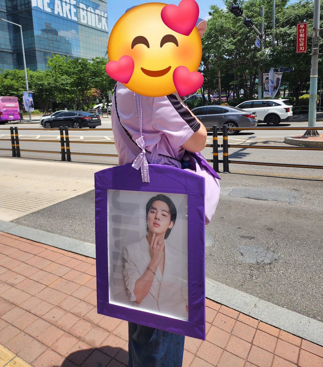 JIMIN LATINO (@jiminlatinofb) on Twitter photo Nosotros caminando con nuestra pequeña photocard en Corea del Sur 🇰🇷
WE LOVE YOU JIMIN Nosotros caminando con nuestra pequeña photocard en Corea del Sur 🇰🇷
WE LOVE YOU JIMIN