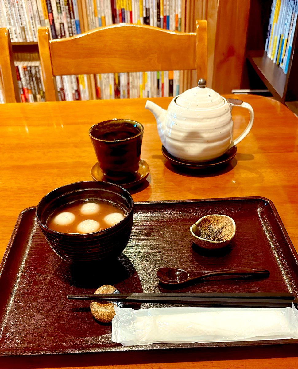 shakeitparadise's tweet image. 食べ歩きシリーズ🚶‍♀️
♢甘味処 楓
千葉県千葉市稲毛区
・おしるこ
♧歩いて楓さんへ。
久しぶりでした😊
かき氷もありましたが、おしるこにしました
美味しかったですꕤ.·*.
@nishichibakaede 
#甘味処楓 #甘味処 #おしるこ
#西千葉 #みどり台 #千葉市 
#休日 #楽しい休日 #日常  #食べ歩き 
#ひとり