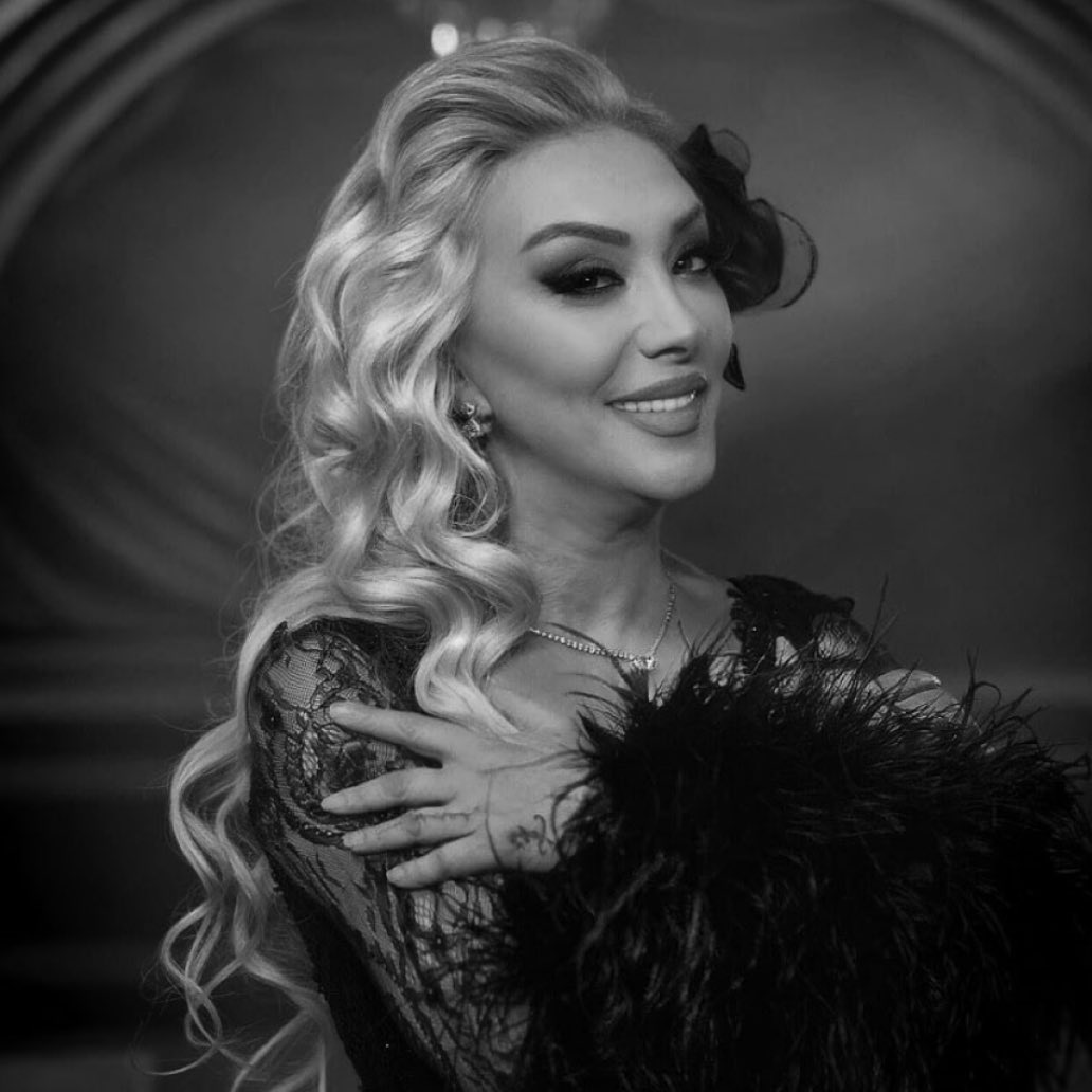 Güllü'nün ölümüyle ilgili sanatçının eski patronu Ferdi Aydın, 2 şahitle birlikte savcılığa suç duyurusunda bulundu.

Ferdi Aydın, Güllü'yü kızının öldürdüğünü iddia etti:

'Annemi öldürmek için bir katil bulur musun' yazısı var. Hepsini şahitler huzurunda sunduk.