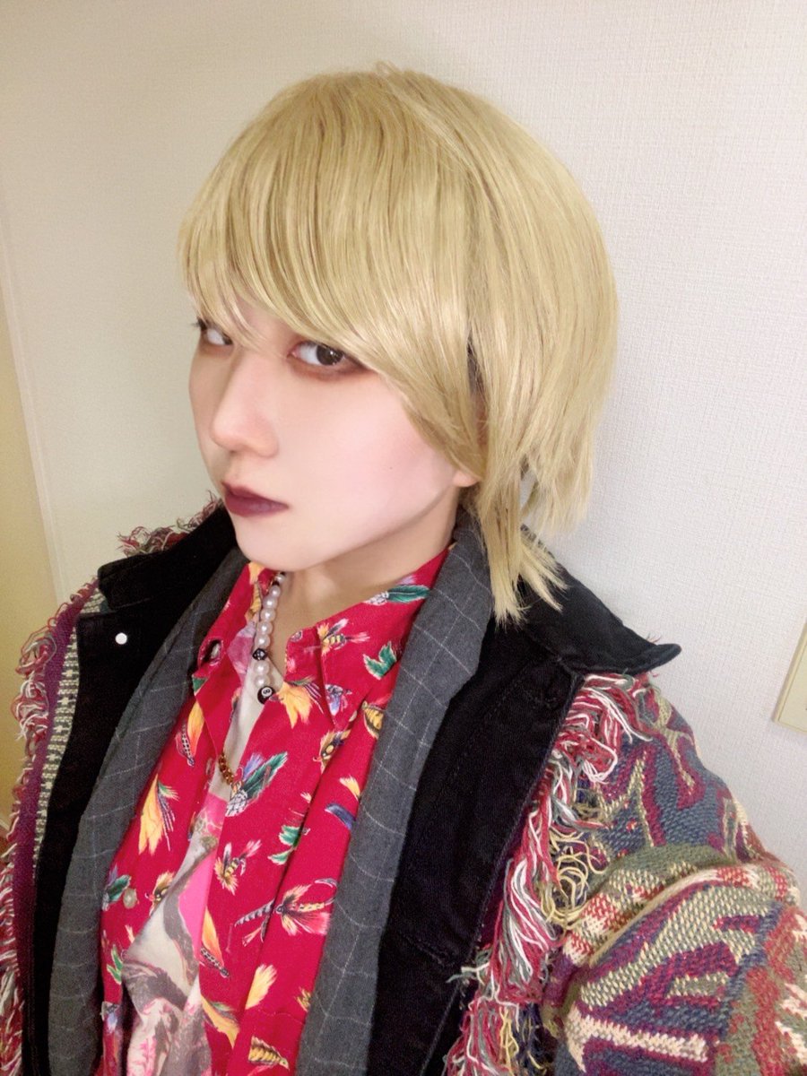 夜行バスを逃した愚か者はうーちゃんのおうちで一晩お世話になり、ﾗﾝﾏﾙのメイクをしてもらい、夕ぴ作の衣装をね、着せていただくとかいう贅沢体験をした…
カットクリース激うまおねーさんだった、すごい。