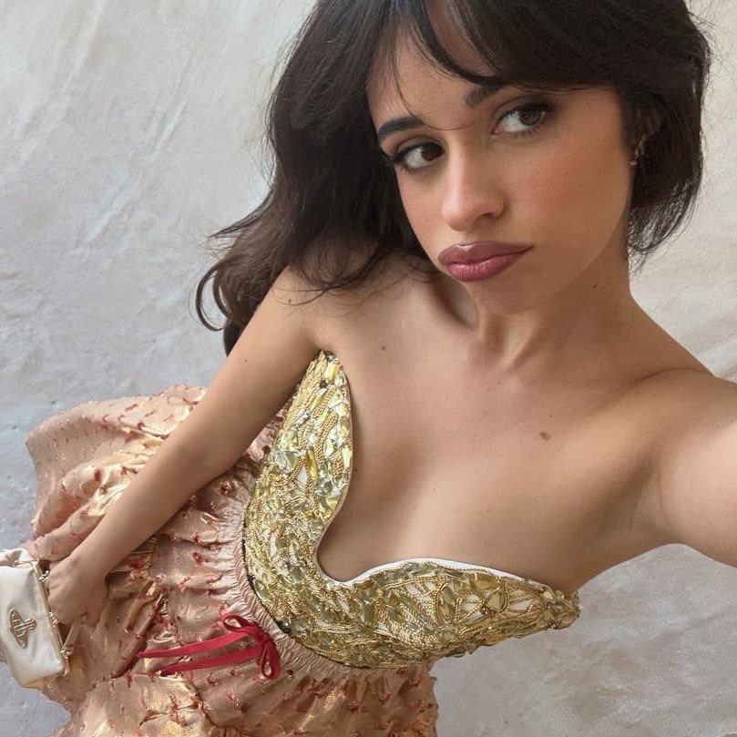 updatecharts's tweet image. PRINCESA! Camila Cabello em novas fotos. ✨