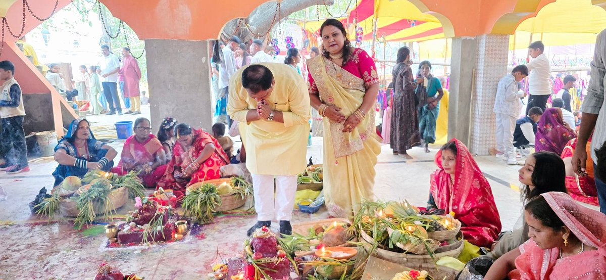 DrDeepakkumar_'s tweet image. लोक आस्था के महापर्व छठ के संध्या अर्घ्य में शामिल होकर सूर्य देव और छठी मइया से आशीर्वाद प्राप्त किये, साथ ही समाज की सुख-समृद्धि के लिए मंगलकामना कीये।

छठी मइया सब पर कृपा बनाकर रखें।

#ChhathPuja2025

#DrDeepakkumar