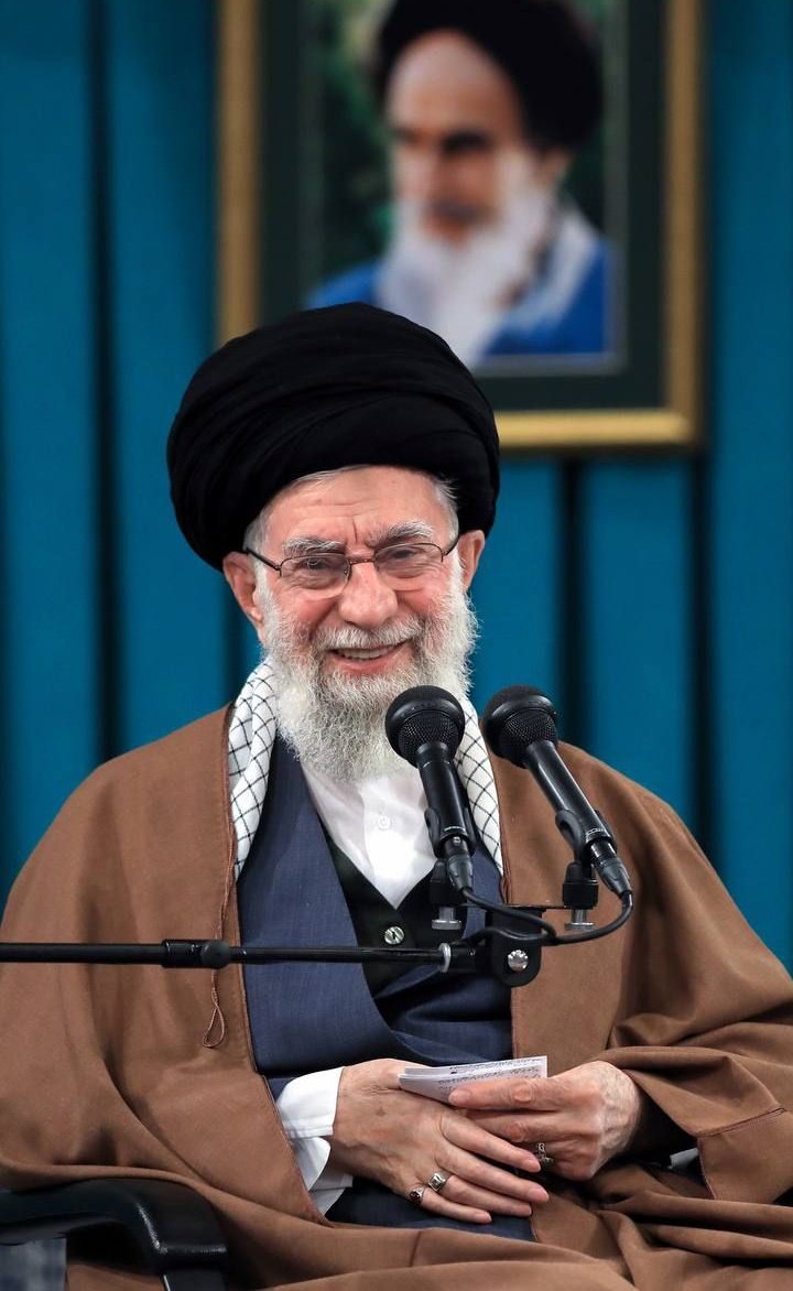 لدي آلاف الأحلام في قلبي لرؤيتك. 
مع كل نفس أقول: الحمدالله علی وجودك.