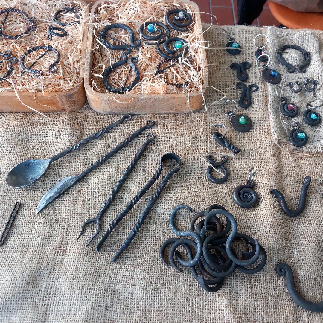 Am 18. Oktober lud BLADE CREATE zur Hausmesse nach Willingshausen – und das Event begeisterte Profis und Messerfreunde gleichermaßen.

Zwischen glühendem Stahl, kreativen Griffdesigns und spannenden Gesprächen präsentierten erfahrene Messermacher ihr Handwerk. Besonders