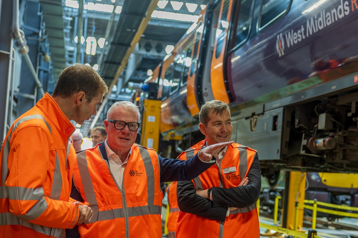 MayorWestMids's tweet photo. A £70 million milestone for West Midlands rail.

The Mayor visited Tyseley Depot to mark completion of upgrades by @WestMidRailway.

🚆 94 trains maintained locally
⏱️ Fewer delays
👷 200+ skilled jobs
🎓 49 apprentices

This is infrastructure that delivers for local people. https://t.co/oOgMzy6VSp