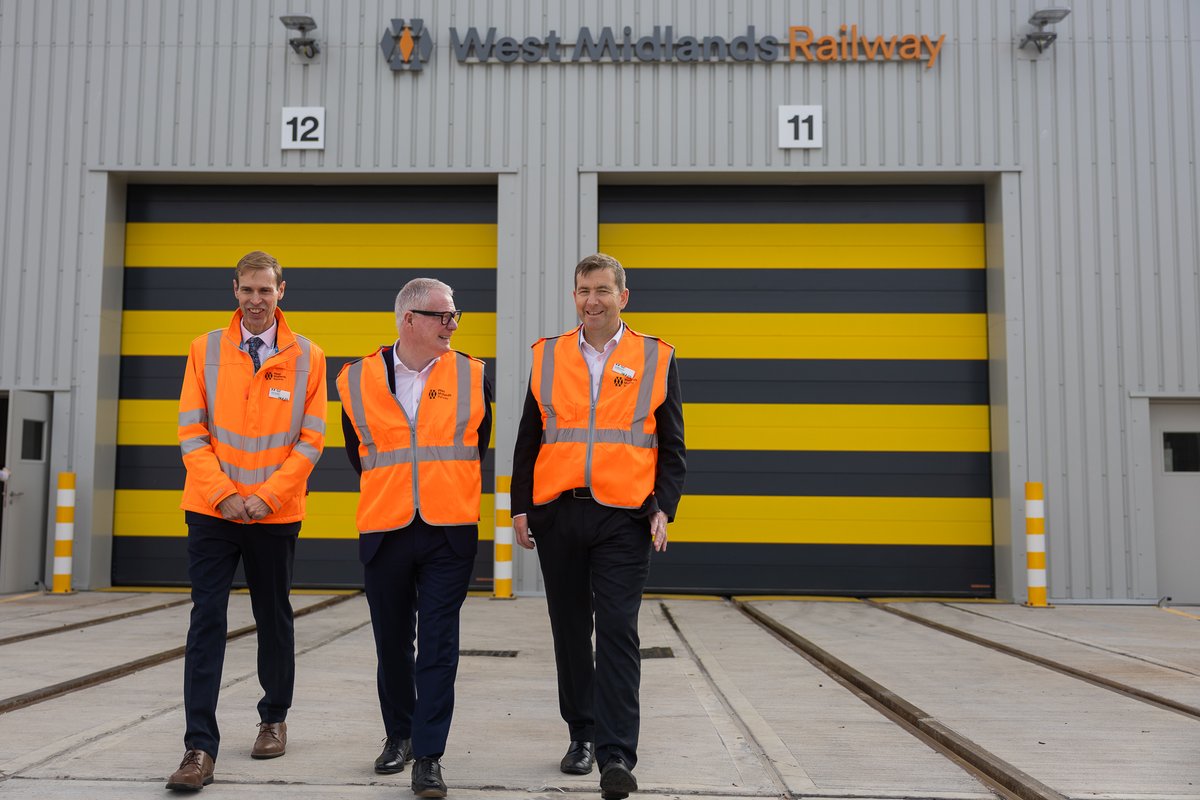 MayorWestMids's tweet photo. A £70 million milestone for West Midlands rail.

The Mayor visited Tyseley Depot to mark completion of upgrades by @WestMidRailway.

🚆 94 trains maintained locally
⏱️ Fewer delays
👷 200+ skilled jobs
🎓 49 apprentices

This is infrastructure that delivers for local people. https://t.co/oOgMzy6VSp