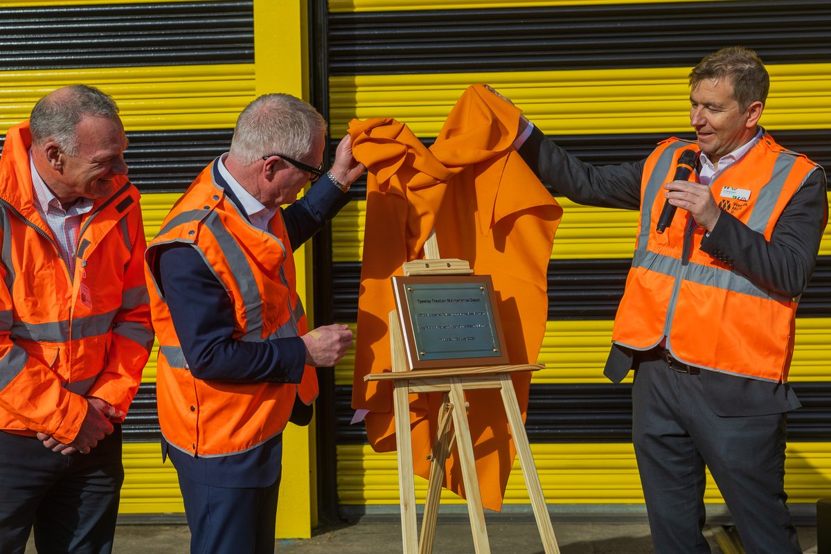MayorWestMids's tweet photo. A £70 million milestone for West Midlands rail.

The Mayor visited Tyseley Depot to mark completion of upgrades by @WestMidRailway.

🚆 94 trains maintained locally
⏱️ Fewer delays
👷 200+ skilled jobs
🎓 49 apprentices

This is infrastructure that delivers for local people. https://t.co/oOgMzy6VSp