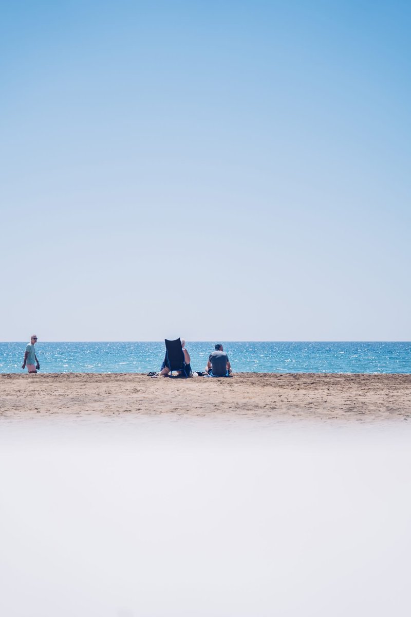 SALMARINAR's tweet photo. 🏖️ Después del baño, lo lógico es el brindis.
Y si hay brisa marina… que venga con papas y mojo. https://t.co/CUBLr92hGu