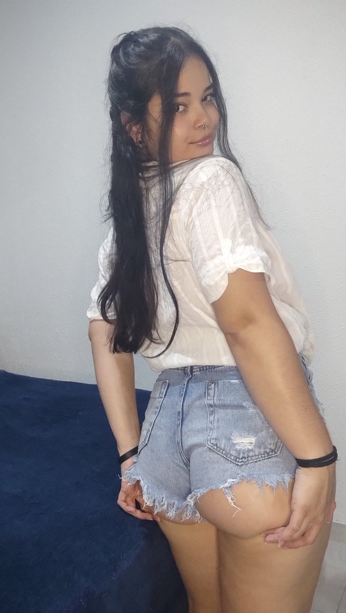 debgmendes_'s tweet photo. Entre o inocente e o perigoso… eu sou a linha tênue 😌

#lookdodia #shortjeans #grwm #foryou #debgmendes https://t.co/4xGsCO0eg6