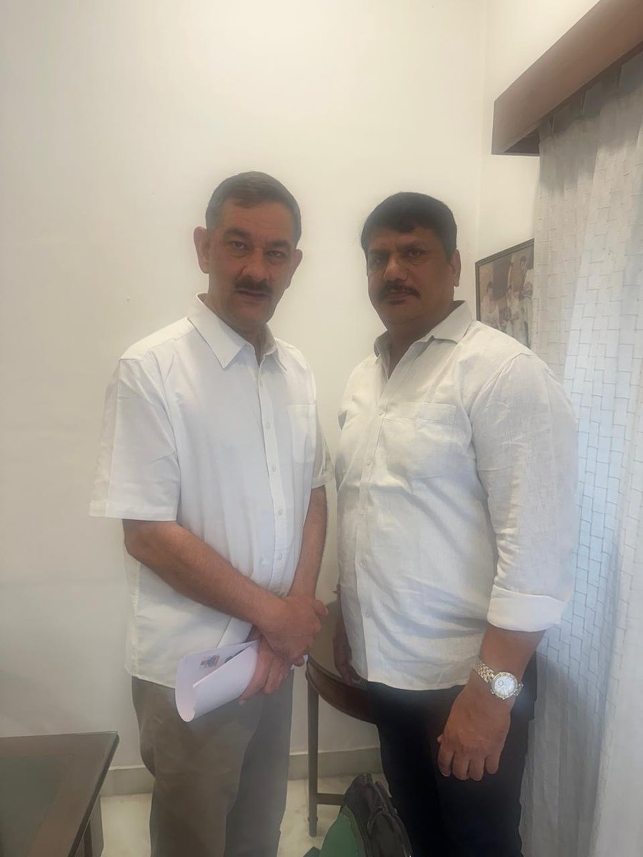 bhavimeenainc's tweet photo. आज अलवर फूलबाग पैलेस, में AICC महासचिव श्री भंवर जितेंद्र सिंह जी से मुलाकात कर दीपावली की शुभकामनाएं दी।
@INCIndia @INCRajasthan @JitendraSAlwar https://t.co/jNXcGEqBWy