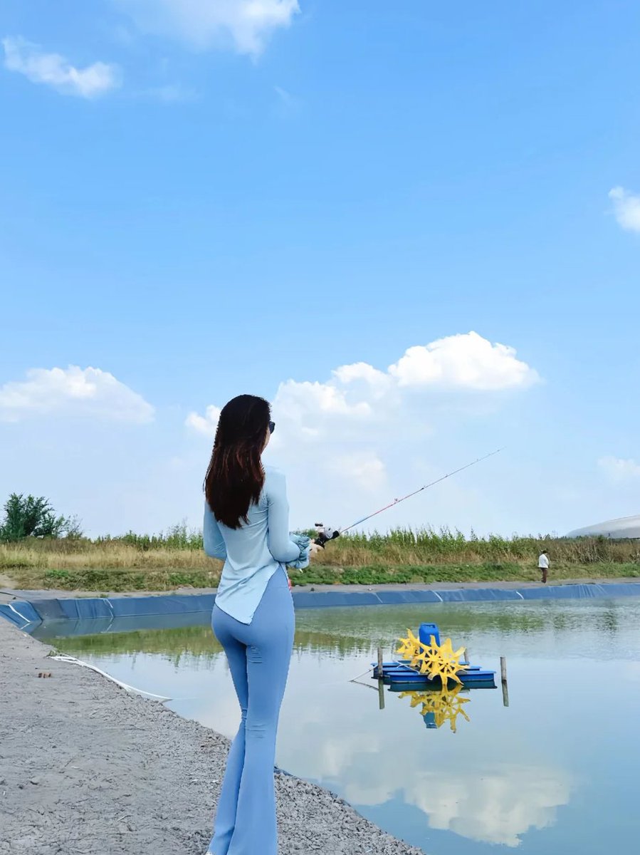 Rhaela90k's tweet photo. A day of fishing for a sporty girl 🎣
A happy day of fishing for a sporty girl in a pond https://t.co/Byo1MDysRo