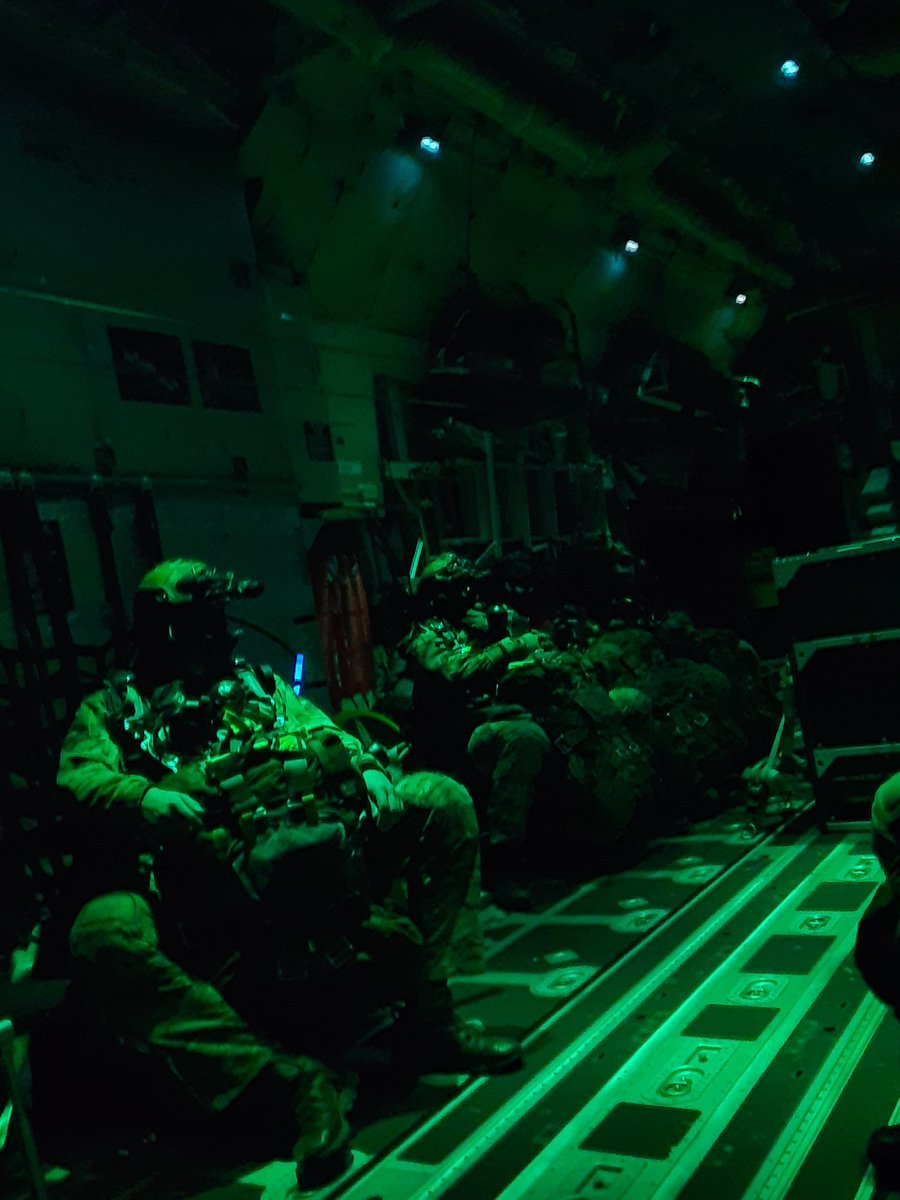 UtinJR's tweet photo. Utin jääkärirykmentti harjoitteli yhdessä Yhdysvaltojen ilmavoimien 352d Special Operations Wing kanssa syyskuussa 🇫🇮🤝🇺🇸
Koulutustoimintaan sisältyi mm. laskuvarjohyppyjä eri korkeuksista sekä erikokoisia materiaalipudotuksia.
#StrongerTogether #UTJR #FINSOF #NATOSOF https://t.co/O3KfSBWncs