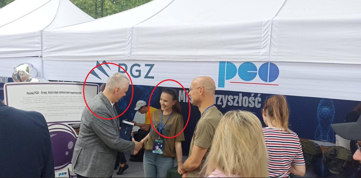Marcin Dobski (@szachmad) on Twitter photo Na zdjęciu minister, koordynator służb specjalnych T. Siemoniak wita się ze szwagierką ministra Motyki, która śpiewała na tle flagi UPA. Na zdjęciu minister, koordynator służb specjalnych T. Siemoniak wita się ze szwagierką ministra Motyki, która śpiewała na tle flagi UPA.