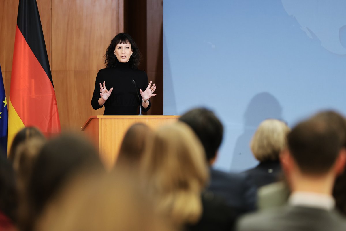 IEP_Berlin's tweet photo. The #SpinelliForum 2025 kicked off! 🇩🇪🇮🇹
Young leaders from Germany & Italy gather at @AuswaertigesAmt in Berlin to discuss Europe’s future — from #security to #AI and #energytransition.
Opening words by Funda Tekin, Antonio Villafranca, Catalina Cullas & Alessandro Gaudiano. https://t.co/uax9KwMJow