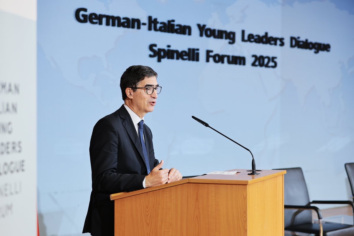 IEP_Berlin's tweet photo. The #SpinelliForum 2025 kicked off! 🇩🇪🇮🇹
Young leaders from Germany & Italy gather at @AuswaertigesAmt in Berlin to discuss Europe’s future — from #security to #AI and #energytransition.
Opening words by Funda Tekin, Antonio Villafranca, Catalina Cullas & Alessandro Gaudiano. https://t.co/uax9KwMJow