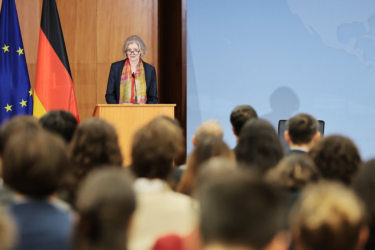 IEP_Berlin's tweet photo. The #SpinelliForum 2025 kicked off! 🇩🇪🇮🇹
Young leaders from Germany & Italy gather at @AuswaertigesAmt in Berlin to discuss Europe’s future — from #security to #AI and #energytransition.
Opening words by Funda Tekin, Antonio Villafranca, Catalina Cullas & Alessandro Gaudiano. https://t.co/uax9KwMJow