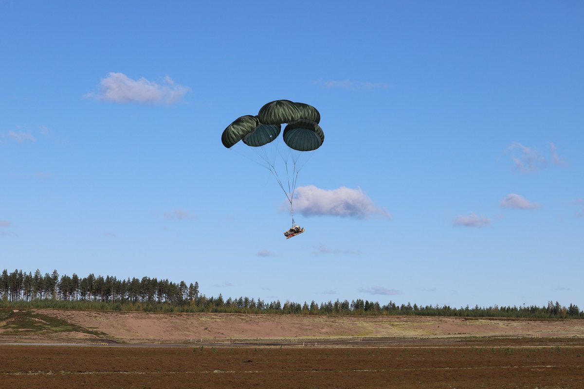 UtinJR's tweet photo. Utin jääkärirykmentti harjoitteli yhdessä Yhdysvaltojen ilmavoimien 352d Special Operations Wing kanssa syyskuussa 🇫🇮🤝🇺🇸
Koulutustoimintaan sisältyi mm. laskuvarjohyppyjä eri korkeuksista sekä erikokoisia materiaalipudotuksia.
#StrongerTogether #UTJR #FINSOF #NATOSOF https://t.co/O3KfSBWncs