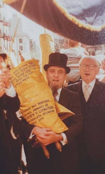LammLegacy's tweet photo. Did you know that Rabbi Joseph Lookstein, for whom Rabbi Lamm interned at Kehilath Jeshurun in 1951-1952, apparently credited Rabbi Lamm with helping persuade his son Rabbi Haskel Lookstein to enter the rabbinate?

https://t.co/GsXCBKiidI https://t.co/mKyauYln5g