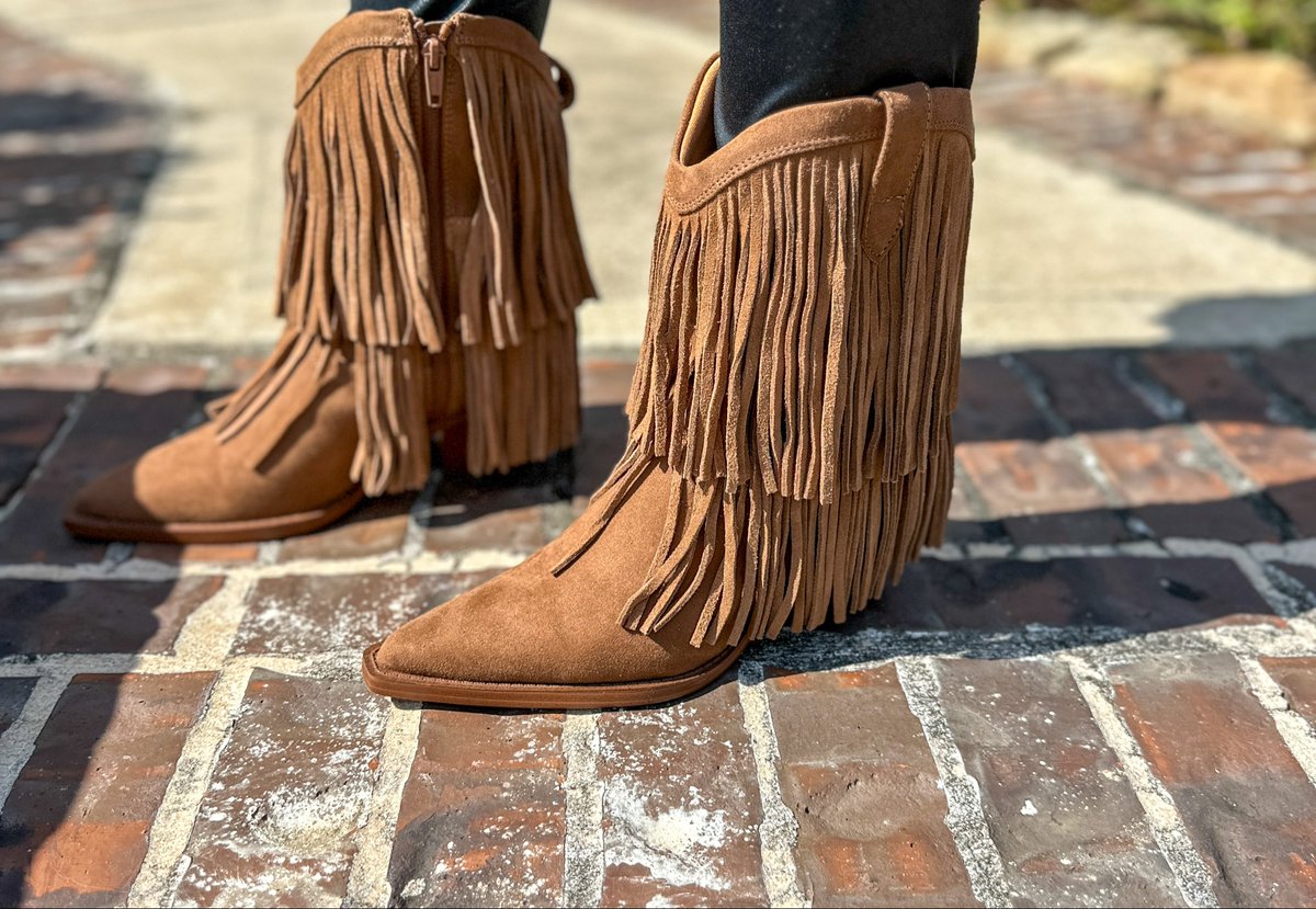 Dastylishfoodie's tweet image. New fall boots, women’s Austin Fringe western boots with memory foam insole. Comfy, stylish #womensboots #womensaccessories #universalthread #boots #fallaccessories #fashion 

#liketkit #LTKShoeCrush
@shop.ltk
Shop below 👇🏽 
liketk.it/5sPMS