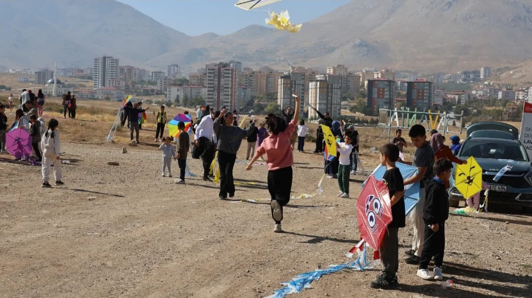 📍Kahramanmaraş

“Hayallerimizi Uçuruyoruz” sloganıyla düzenlediğimiz etkinlikte, Sosyal Ekonomik Destek (SED) hizmetimizden faydalanan ailelerimiz ve çocuklarımız, rengarenk uçurtmalarını gökyüzüyle buluşturdu. 🪁

<a href="/tcailesosyal/">T.C. Aile ve Sosyal Hizmetler Bakanlığı</a> <a href="/ayildirimkara/">Ayşegül Yıldırım Kara</a>  <a href="/kmarasash/">Kahramanmaraş Aile ve Sosyal Hizmetler İl Md.</a>