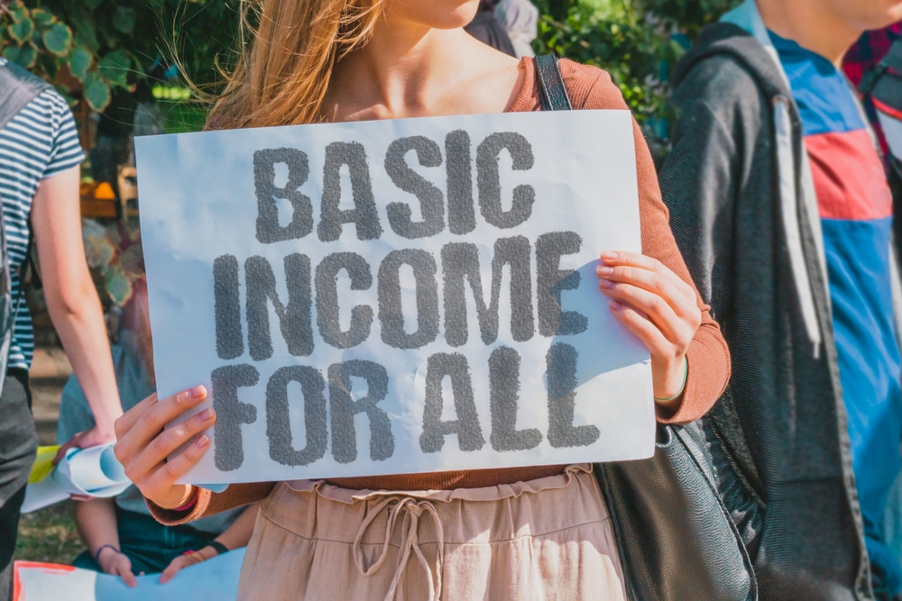 EndTimeHeadline's tweet image. Lawmakers float a nationwide basic income experiment that would cover the cost of a 2-bedroom apartment. #basicincome #socialism #economy 

Read More:
endtimeheadlines.org/2025/10/lawmak…