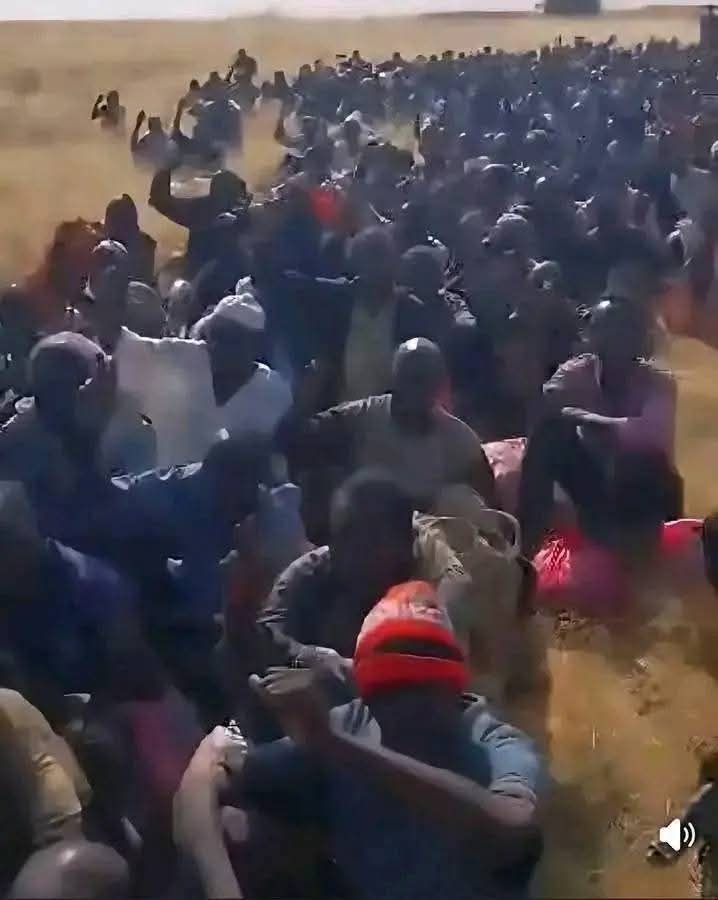 Mogtabazz's tweet photo. أنا من السودان 
اسمعوا صوتنا..! 

في الوقت الذي أقوم فيه بكتابة هذه الرسالة ثمة عشرات المواطنون يُق.تلون قصفاً أو تصفيةً ، وآخر جوعاً بسبب الحصار.

الناس في مدينة الفاشر ومدينة بارا يم.وتون بأبشع أنواع الطرق ، يُ.بادون دون أي سبب https://t.co/RdZur3qR3j