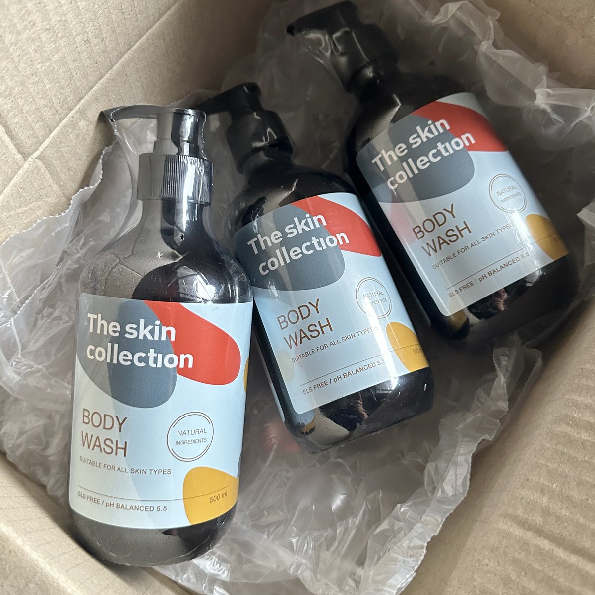 สิวที่หลังหายเกลี้ยงเพราะตัวนี้อะ ตั้งแต่เปลี่ยนมาใช้อันนี้คือหายเกลี้ยงจริง หลังเนียนมากไม่รู้เพราะอะไร น่าจะเพราะเป็นครีมอาบน้ำ ph5.5 เลยใช้แล้วไม่แพ้เลย ดีมากๆๆๆๆ ละราคาโคตรถูก