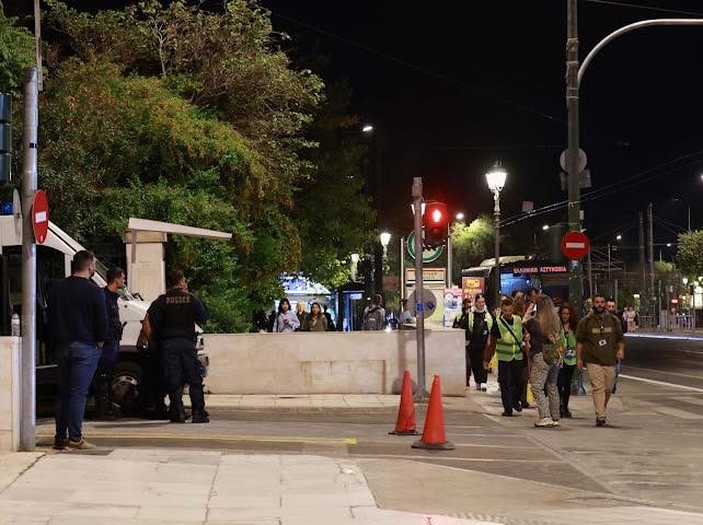 mexritelous2802's tweet photo. Όσο η πολιτεία παίζει το παιχνίδι της σαν ρακέτες στην παραλία πετώντας το μπαλάκι της καθαριότητας από τον Δήμο στα Υπουργεία και από τα Υπουργεία σε ιδιωτικές εταιρείες εμείς σηκώσαμε μανίκια και κάναμε συντονισμένα αυτό που κάνουμε ήδη 8 μήνες πια.
Μαζέψαμε τα καθαριστικά μας, πήραμε τις σκούπες και τα φαράσια μας, σφουγγαρίστρες και κουβάδες και γυαλίσαμε το μνημείο των ονομάτων των Τεμπών και τον γύρω χώρο για να είναι όλα έτοιμα για την ημέρα της παρέλασης!
Το ΟΧΙ δεν το είπανε οι Έλληνες μονάχα το 1940 στους Ιταλούς,
το ΟΧΙ το λέει και η γενιά μας στους Έλληνες πολιτικούς !
‘Κύριοι’ όσο εσείς παίζετε σκάκι με τις ζωές μας σε αυτή την χώρα άλλο τόσο εμείς θα παίζουμε στην ίδια παρτίδα αντίπαλοι αλλά η κίνηση μας θα είναι πάντα Ρουά Ματ να το θυμόσαστε.
Και εάν πιστεύετε πως με τα αντισυνταγματικά σας τερτίπια θα φοβηθούμε και θα επιτρέψουμε το Έγκλημα στα Τέμπη να ξεχαστεί γελαστήκατε γιατί εμείς έχουμε σκοπό να πάμε ΜΕΧΡΙ ΤΕΛΟΥΣ, και το δικό μας ΤΕΛΟΣ το επιλέγουμε εμείς!
#ΜΕΧΡΙ_ΤΕΛΟΥΣ
📷 @drumamine   #chrisgioran