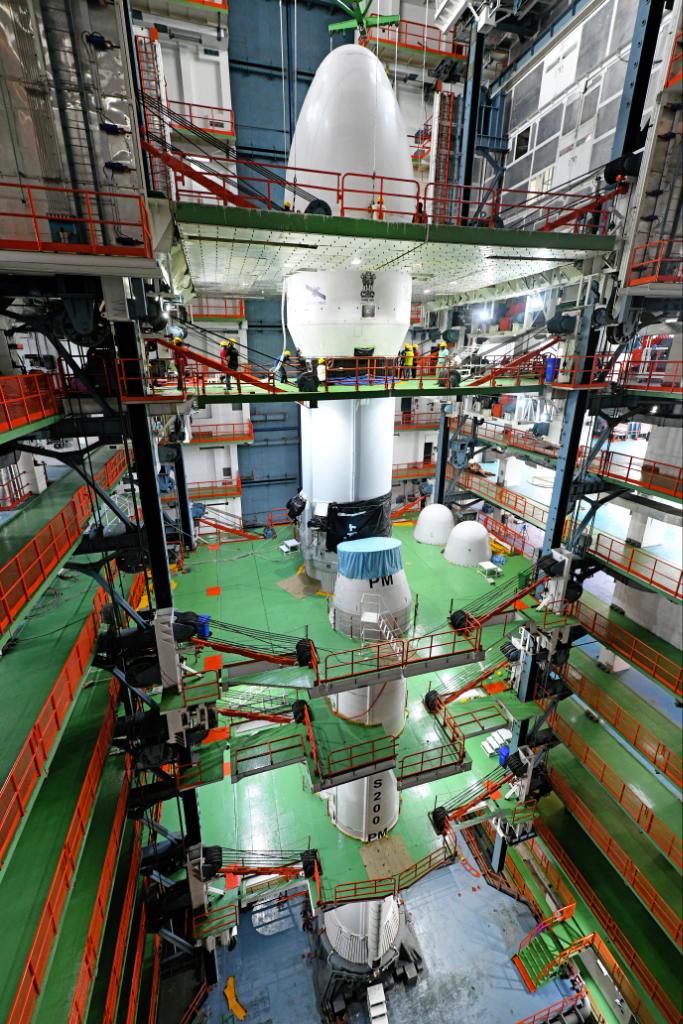 ISROSpaceflight's tweet image. 📸 ISRO has released new pictures showing the integration of the LVM3-M5 vehicle! 🏗