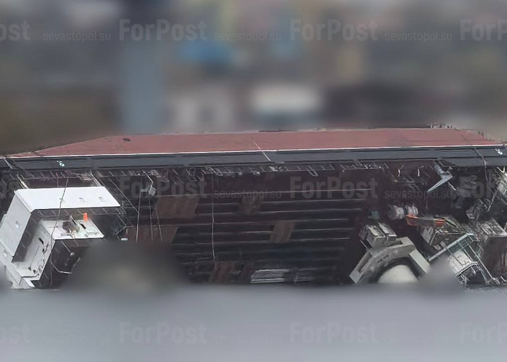 В Южной бухте Севастополя при подъёме груза (по свидетельствам очевидцев) перевернулся плавкран.