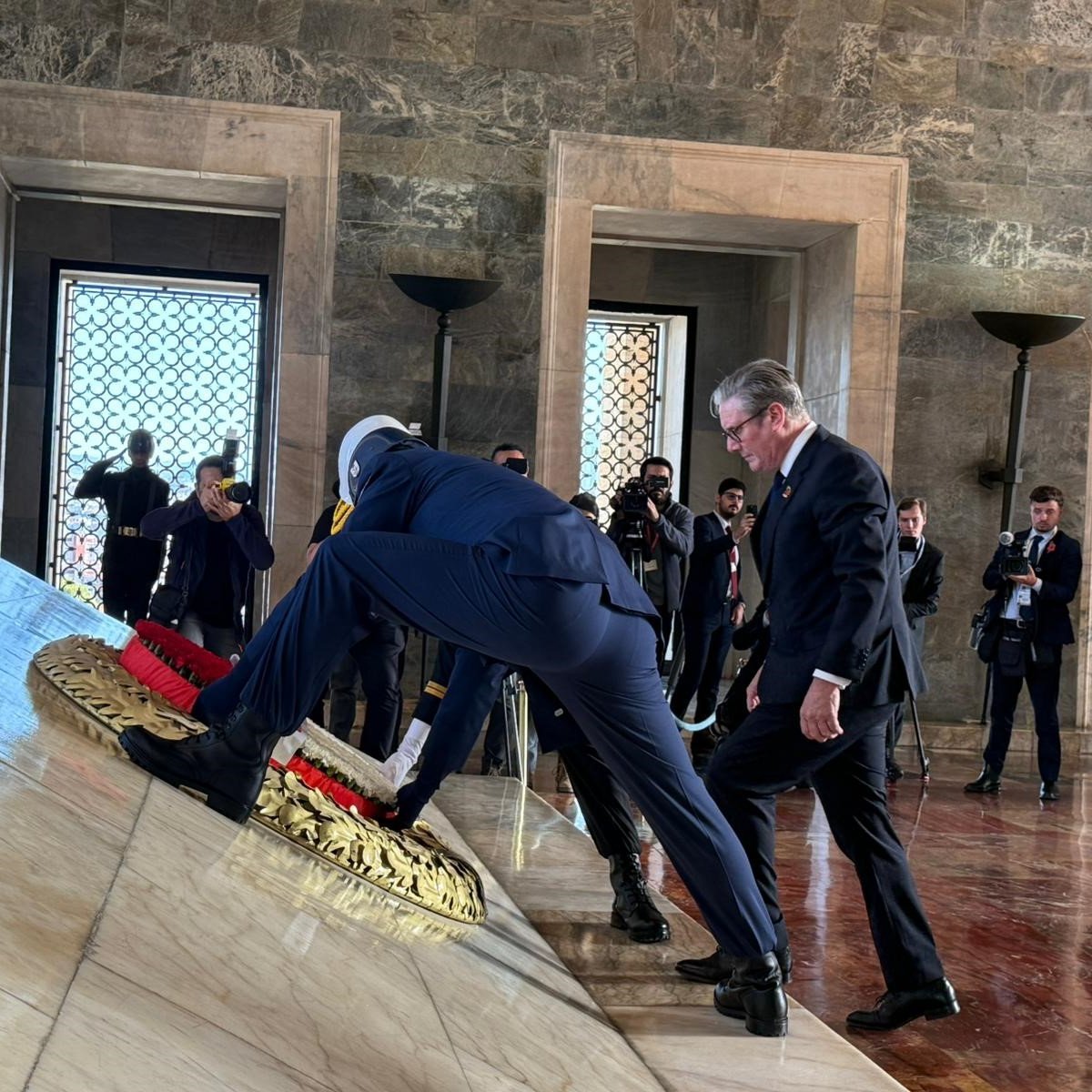 İngiltere Başbakanı Starmer, Anıtkabir'i ziyaret etti:

"Mustafa Kemal Atatürk'e saygılarımı sunmak benim için onurdur."