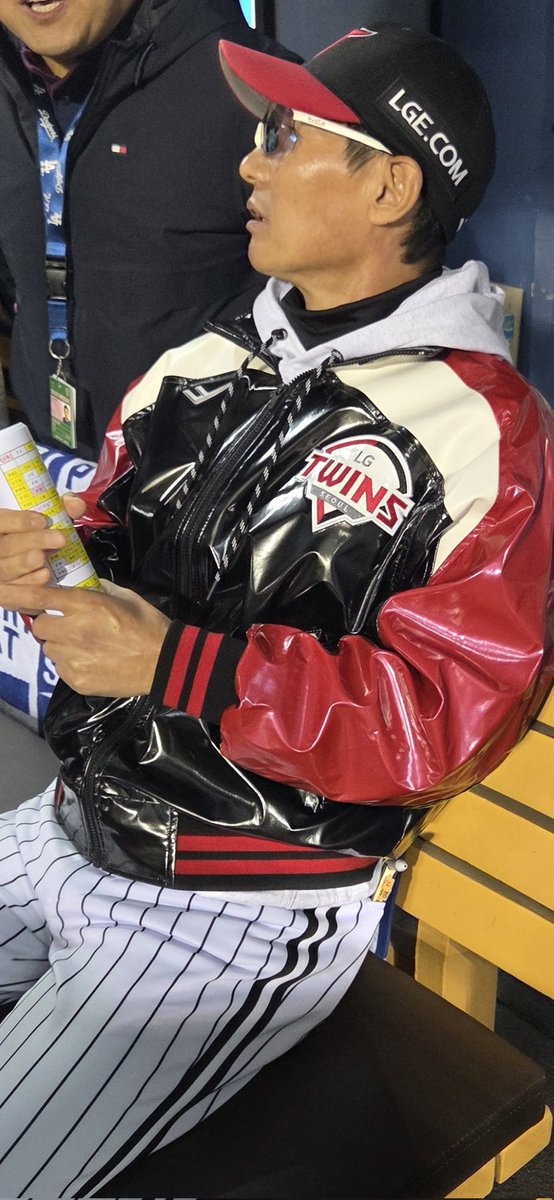 8회 초까지 한국시리즈 MVP는 박동원 선수로 굳어가는 분위기. KBO도 박동원 선수로 잠정 발표하며 인터뷰를 조율하고 있었는데. 그 순간 문보경 선수의 2점 홈런이 터지면서 MVP가 바뀌었습니다. 소식 들은 문보경은 "만세" 박동원은 "아오 아까워 담에 꼭 받을래요"