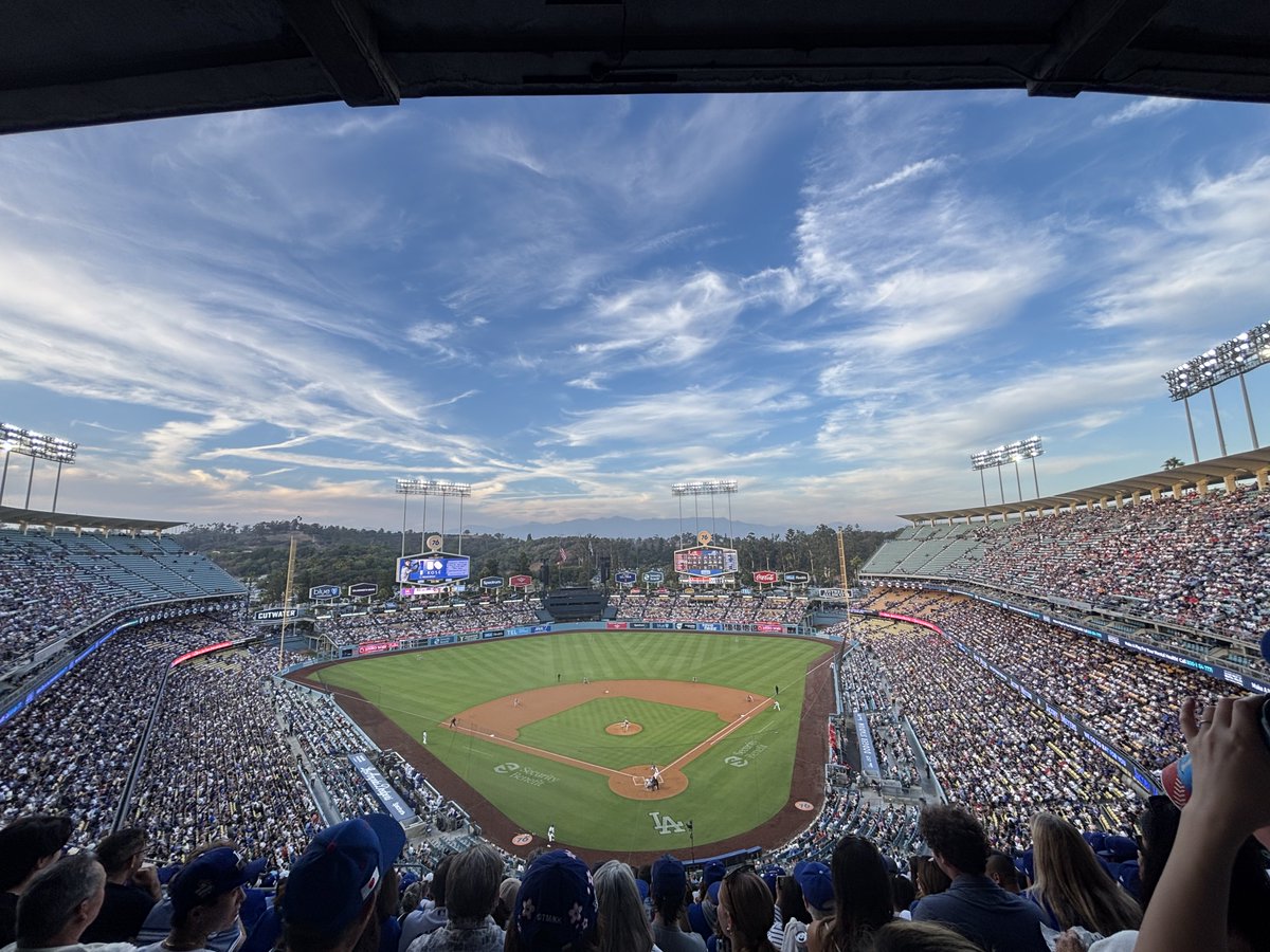 writerkathymcd's tweet image. Go ⁦@Dodgers⁩ ! Looking forward to the Fall Classic in the neighborhood. #echopark #angelinoheights #dodgers