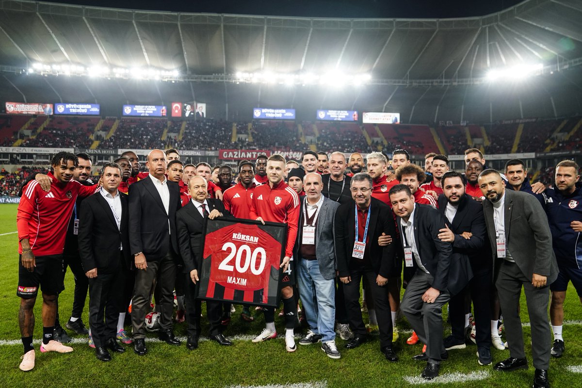 GaziantepFK's tweet photo. 🎩 Kırmızı-siyahlı armamız altında 200. maçına çıkan kaptanımız Alexandru Maxim için özel olarak hazırlanan, isminin yazılı olduğu 200 numaralı forma Başkanımız Memik Yılmaz tarafından takdim edildi. https://t.co/uXi9aSQXdY