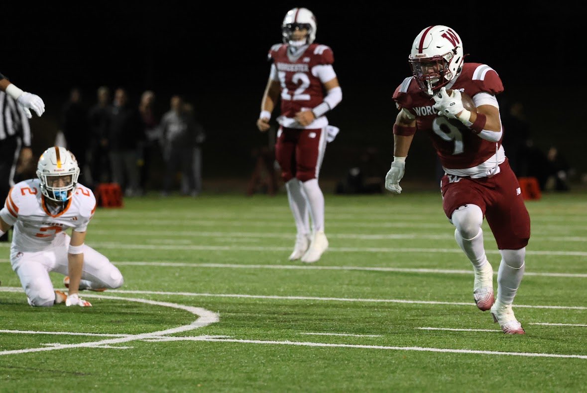 GuilhermeOL_27's tweet photo. Team played great game for 34-7 win against a talented Governor’s Academy this Saturday! 
16 touches
120 yards
2 Tds
1 forced fumble for a turnover
@WAfootball1834 @BandytheCoach @NE6FB_Recruits @PRZNewEngland @RecruitBoardnet @mikegregs57 @CoachPot_ 

https://t.co/yLCLtbbLIg https://t.co/uiGDpQJ6Te