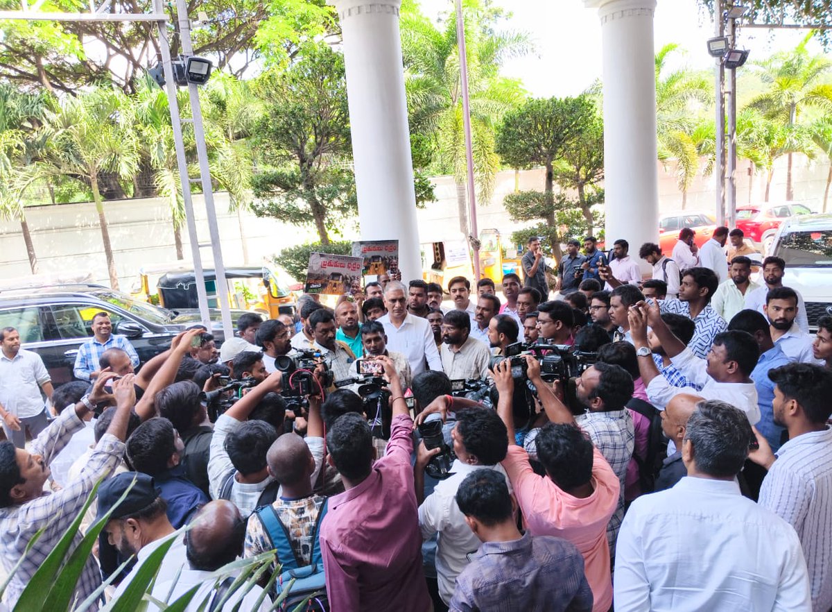 ఆటో కార్మికుల హామీల అమలును డిమాండ్ చేస్తూ, ఎర్రగడ్డ డివిజన్‌ నుంచి తెలంగాణ భవన్‌ వరకు ఆటోలో ర్యాలీగా ప్రయాణించి అనంతరం ప్రెస్‌మీట్ నిర్వహించిన మాజీ మంత్రి శ్రీ హరీష్ రావు గారితో కలిసి కార్యక్రమంలో పాల్గొన్న బీఆర్ఎస్ రాష్ట్ర నాయకులు శ్రీ అభిలాష్ రంగినేని గారు.
#AdminPost